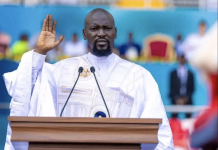 Le président Mamadi Doumbouya, maître d’un destin souverain : de l’aube du 5 septembre 2021 au sacre de la Cinquième République.